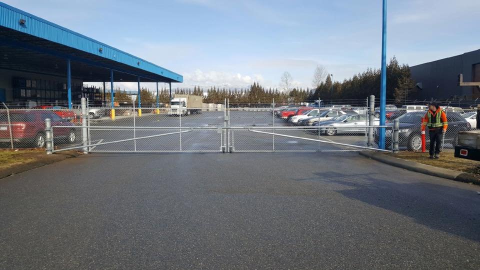 Commercial double swing gate from the LS Fencing project gallery.
